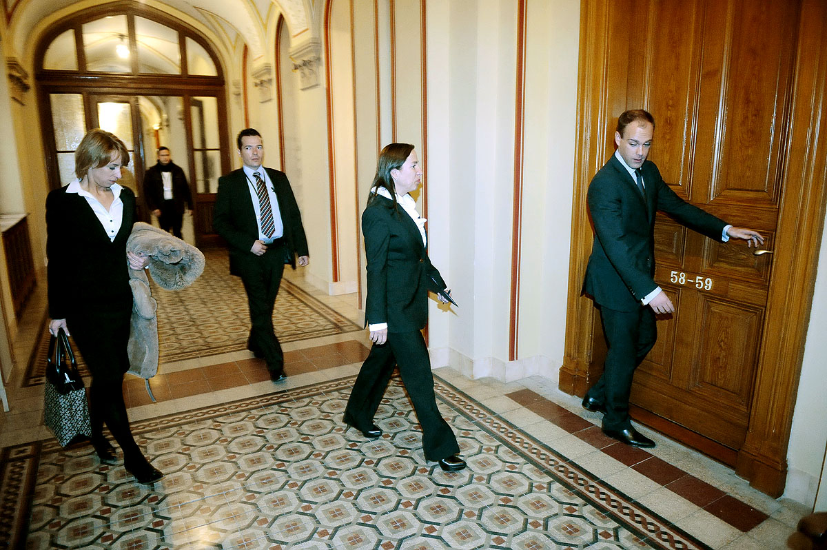 Eleni Tsakopoulos Kounalakis amerikai nagykövet érkezik a Fidesz-frakcióhoz október 18-án tartott találkozón. Nem volt elég?