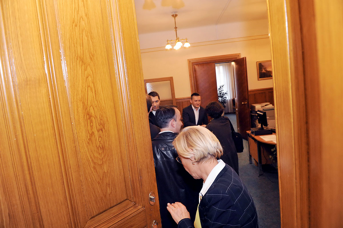 Az IMF-delegáció megérkezik a Fidesz-frakció ülésére. Lázár és Rogán fogadja őket