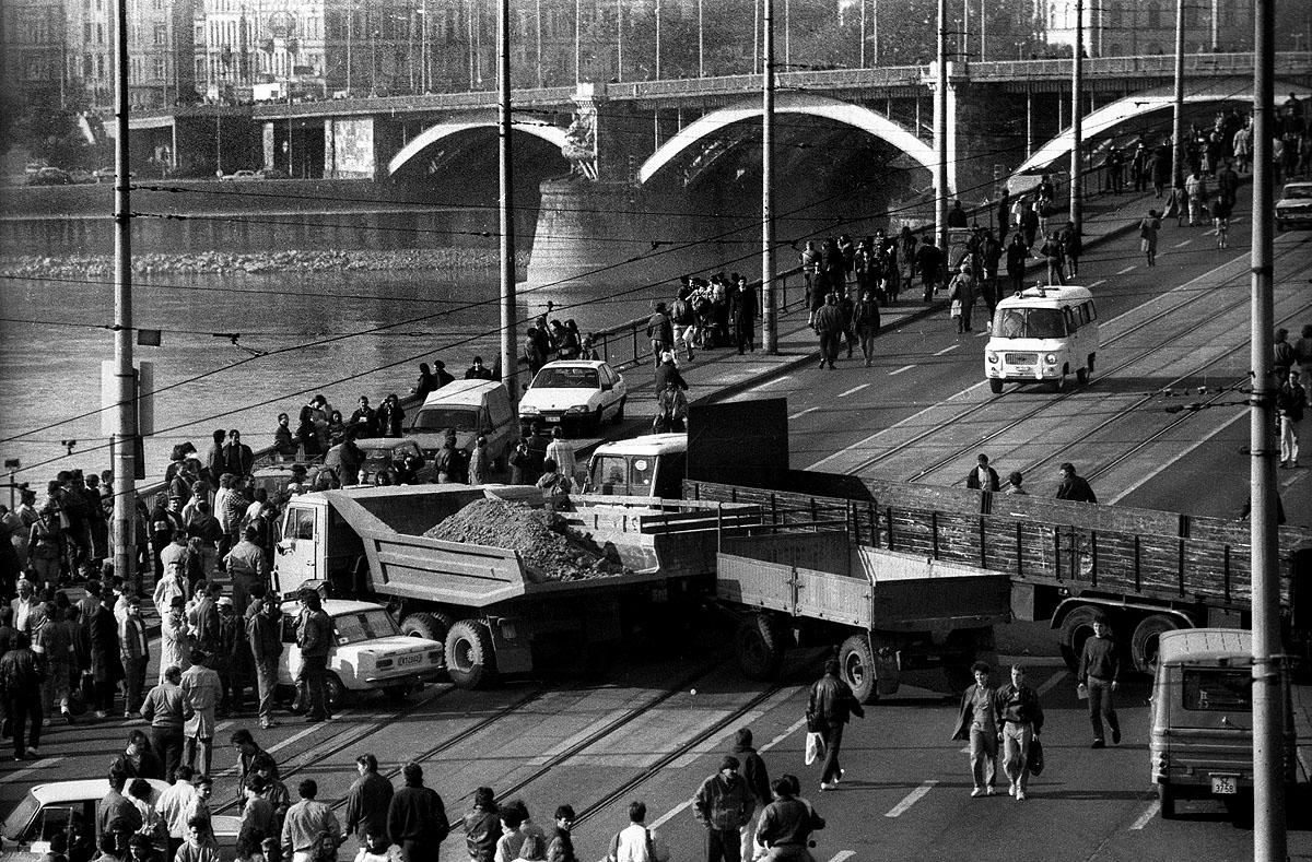 Blokád a hídon, 1990 ősze