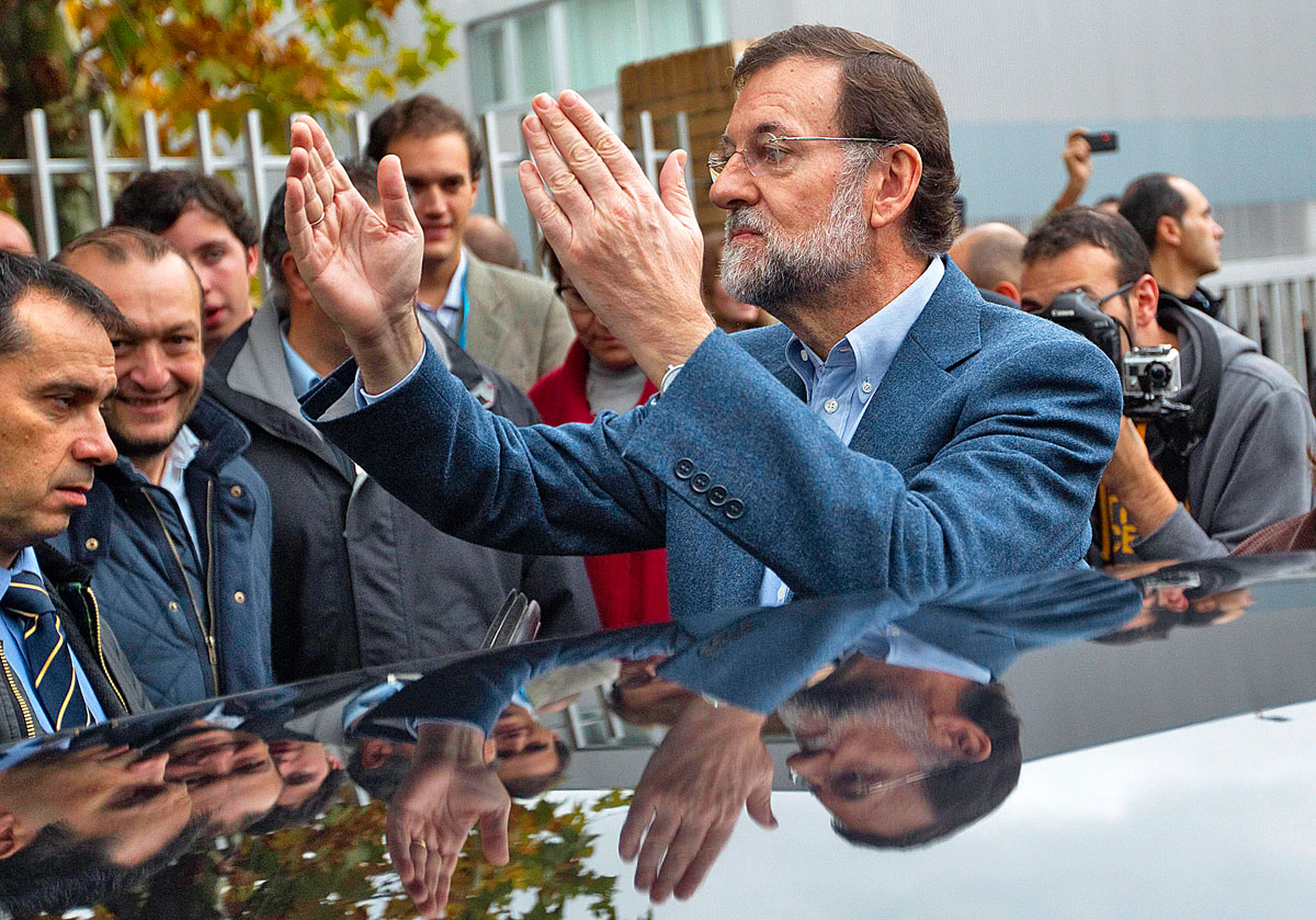 Mariano Rajoy híveinek integet, miután leadta szavazatát. Vezényelni nem lesz egyszerű