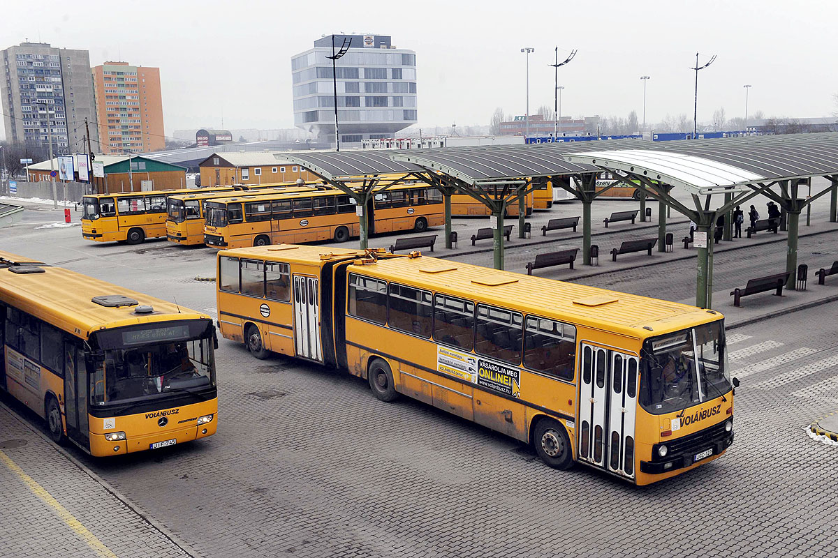 Az állami vállalatnak jól jönnének járműparkja fiatalításához az alvállalkozók buszai