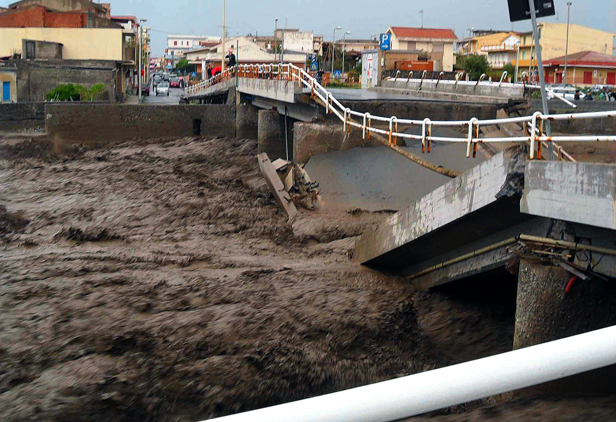 A heves esőzések miatt leszakadt híd látható a szicíliai Barcellona Pozzo di Gotto közelében, 2011. november 22-én. Szicília északkeleti részén és Calabriában a szakadatlan esőzések miatt sárlavinák öntötték el az utcákat