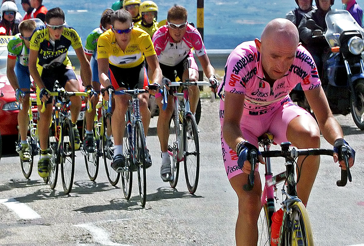 Marco Pantani a legendásan kegyetlen Mont Ventoux-n próbál elszakadni az őt üldöző Lance Armstrongtól és Jan Ullrichtól