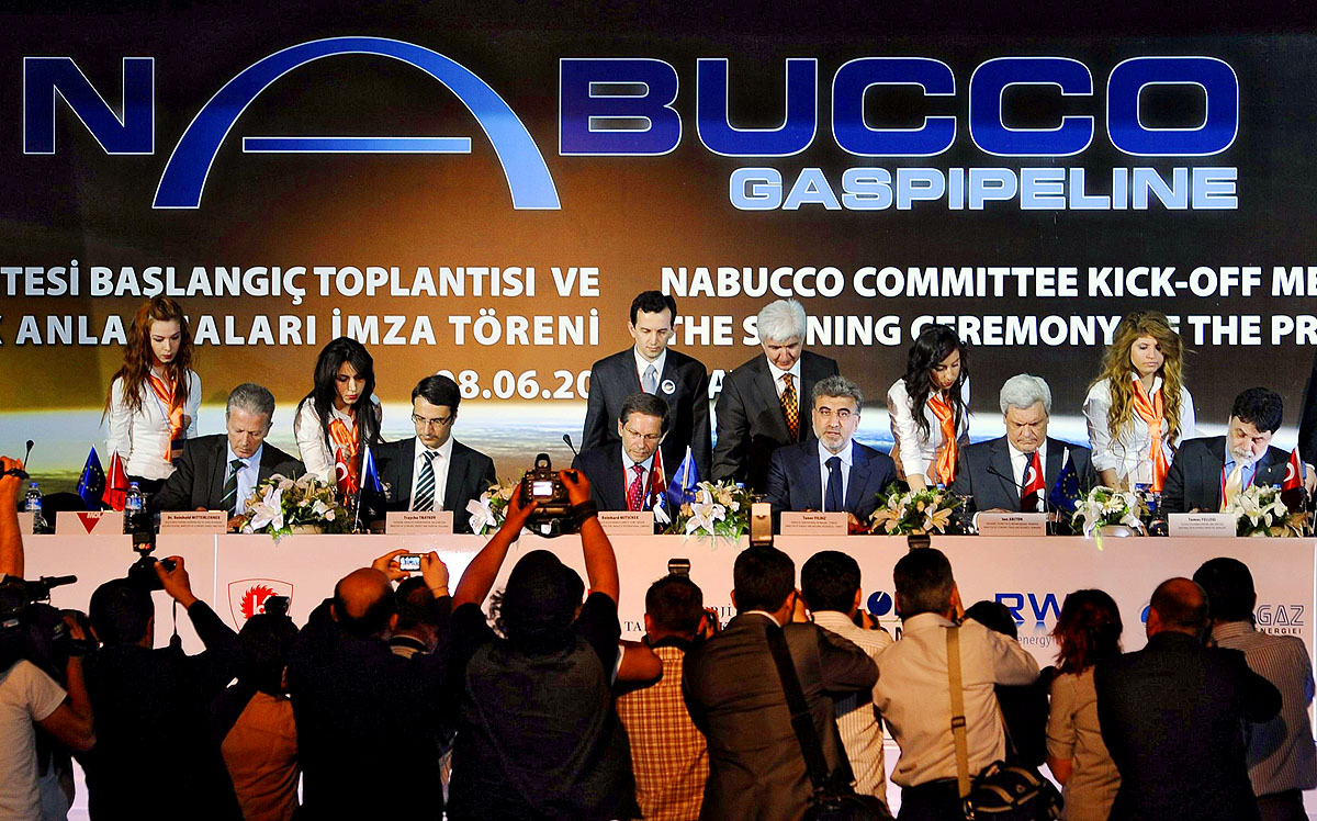 A Nabucco-projektben részt vevő országok energetikai, gazdasági miniszterei idén nyáron a vezetéket érintő finanszírozási megállapodás törökországi aláírásakor