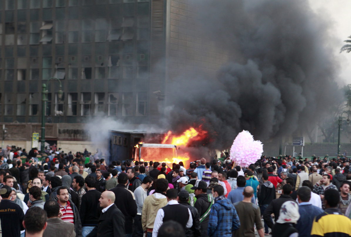 Égő rendőrségi teherautó a Tahrir téren