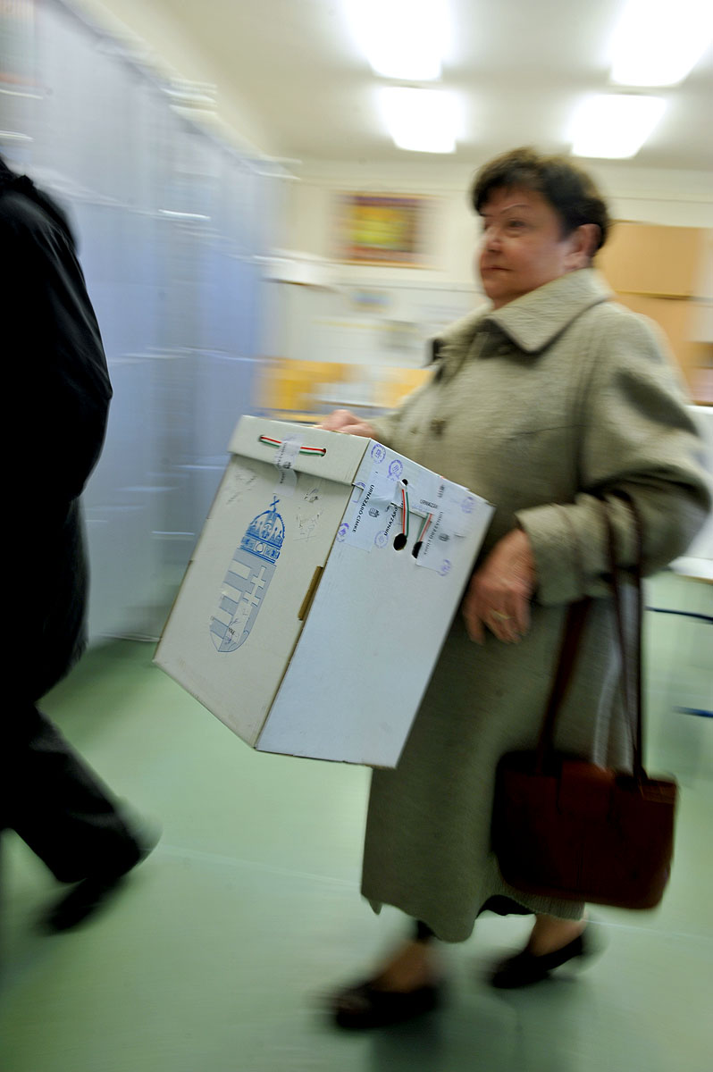 Szavaznak a II. kerületben - 2014-től már sok óbudai lakossal lehetnek összeboronálva