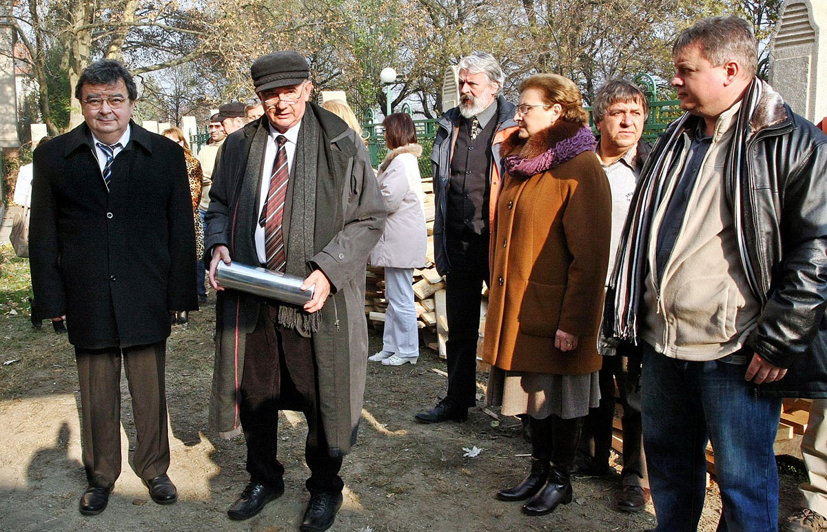 Túri Sándor (balról) és Rácz Béla leteszi a szegedi szűrőközpont alapkövét