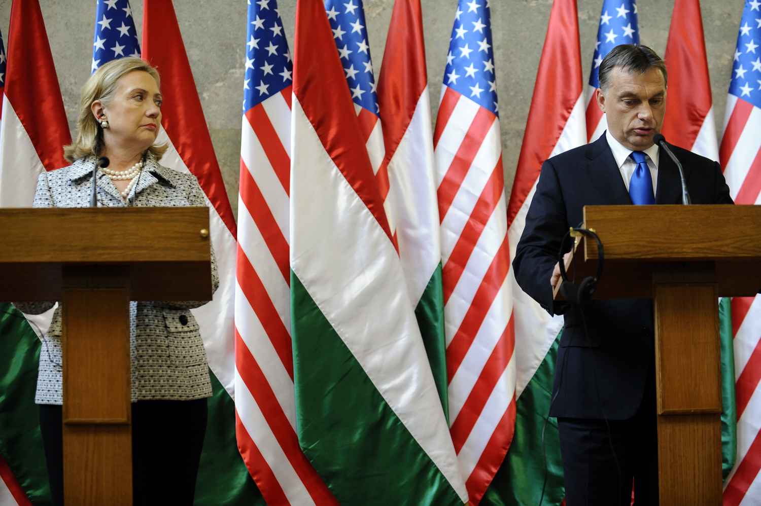 Hillary Clinton budapesti látogatásán Orbán Viktor társaságában. Az amerikai diplomácia a magyar kormány háta mögött beszéli ki a helyzetet