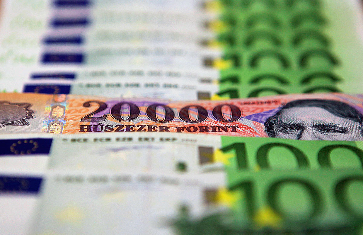 A forint sodrásba került, és történelmi mélypontra süllyedhet az euróval szemben
