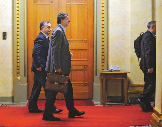 Orbán Viktor miniszterelnök és Csaba László közgazdász távozóban a leminősítést bejelentő megbeszélésről