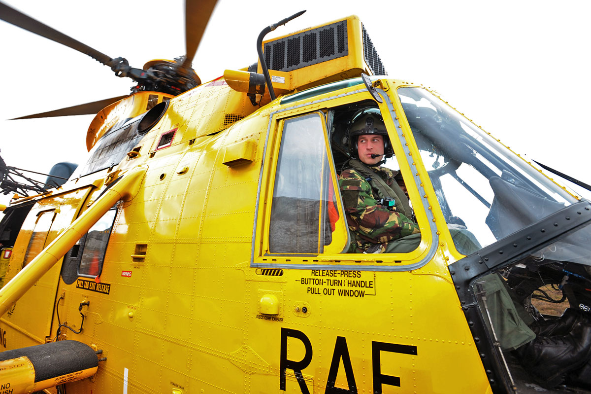 Vilmos herceg a Királyi Légierő egyik mentőhelikopterét emeli a magasba Walesben, idén márciusban