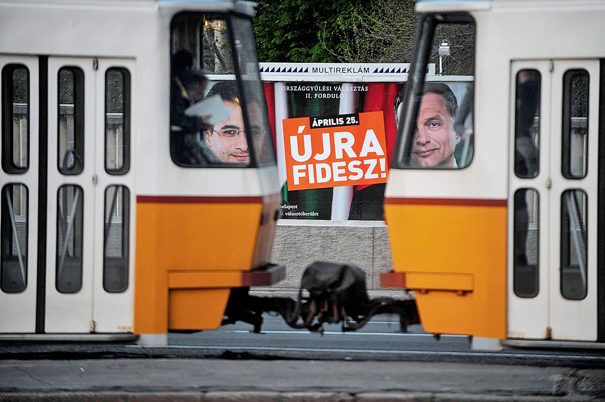 A 2010-es kampány egyik Fidesz-plakátja, egy kormánypárti politikus szerint a rendkívüli választás helyett jobb üzenet lenne a kormány átalakítása és Matolcsy György menesztése