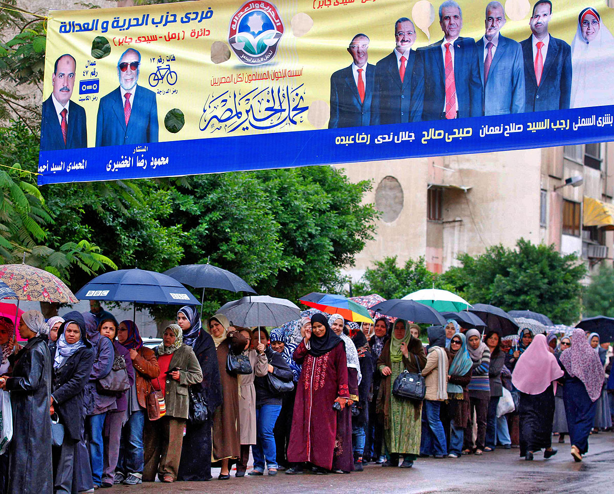 Szavazásra váró nők Alexandriában – erős biztonsági készültség közepette kezdődtek meg tegnap a parlamenti választások