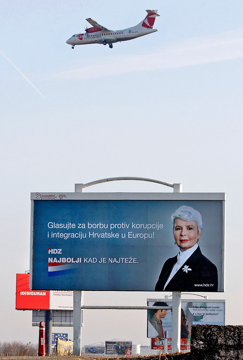 Választási plakát a zágrábi repülőtér közelében. Jadranka Kosor távozni készül