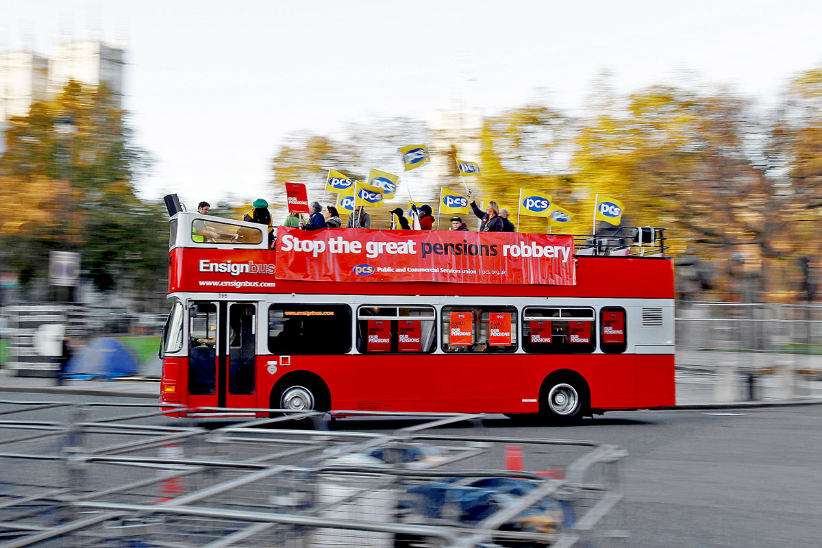 Szakszervezeti aktivisták busza a londoni Parlament térnél