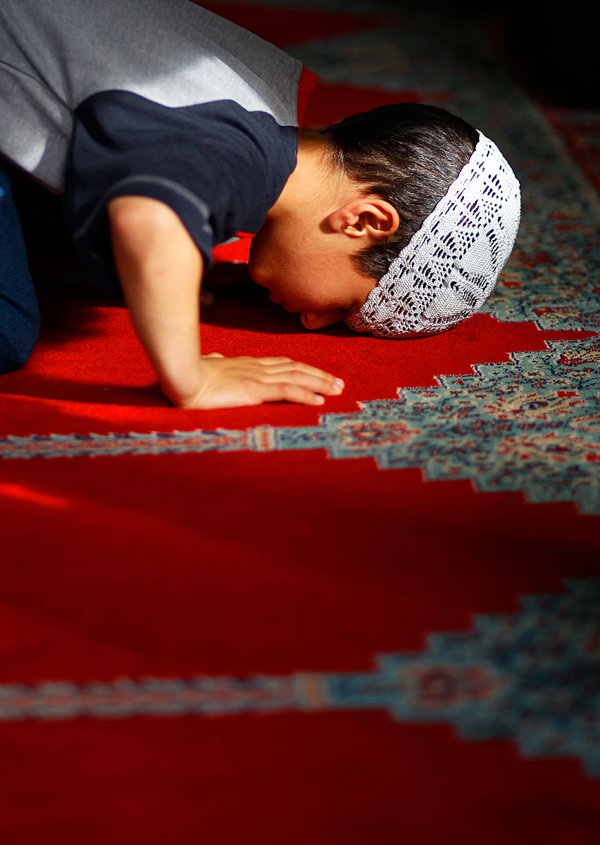 A hét éves Walisohah a pénteki imán, a hamburgi központi mecsetben. A gyerekek ezentúl csakis a templomban imádkozhatnak