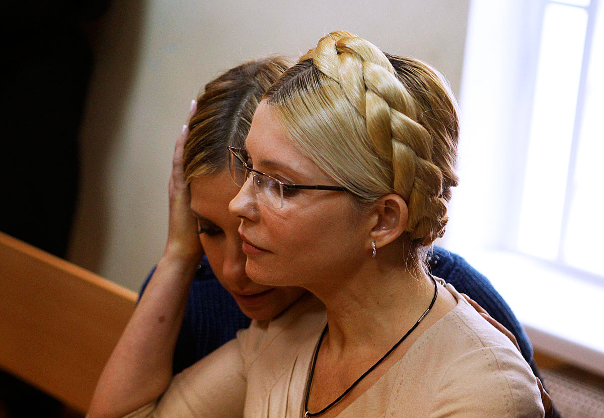 A volt ukrán miniszterelnök, Julija Timosenko (jobbra) és lánya, Eughenia a bírósági ítéletre várnak Kijevben