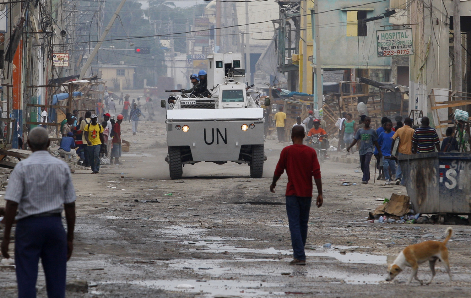 Az ENSZ kéksisakosai járőröznek Haiti fővárosában. Nem csak békét hoztak az országra?