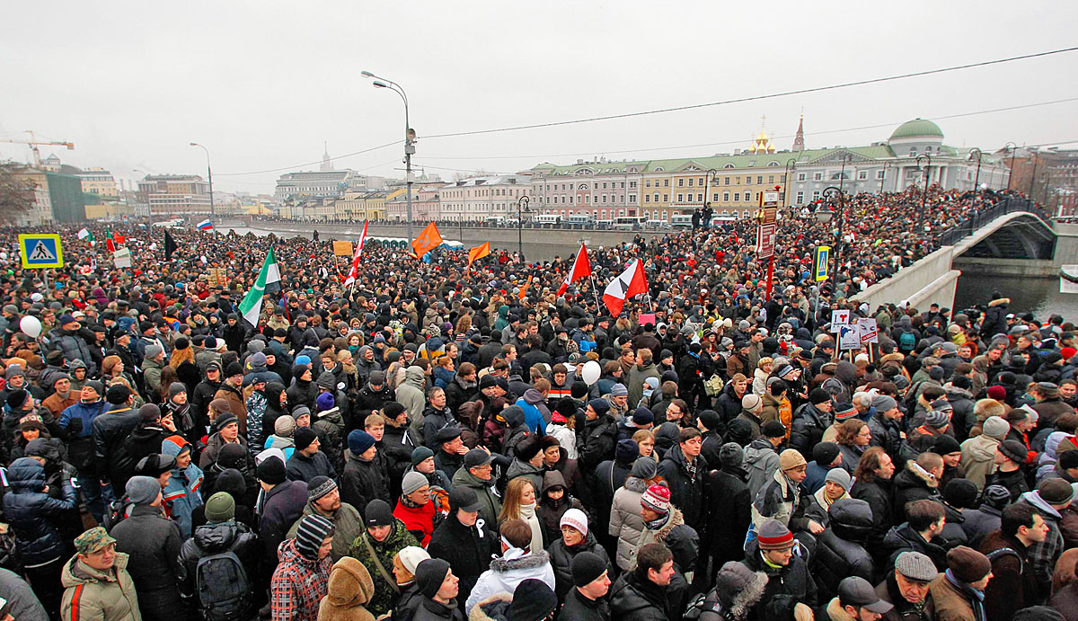 A parlamenti választásokon elkövetett csalások miatt tiltakoznak sok ezren a moszkvai Balotnaja téren. Oroszország más városaiban is voltak demonstrációk. Ez volt az eddigi legnagyobb megmozdulás Vlagyimir Putyinnak több mint egy évtizede tartó hatal