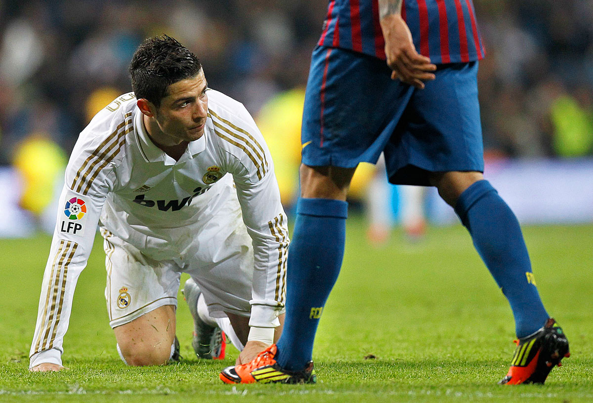 Cristiano Ronaldo Barcelona lábai előtt hever
