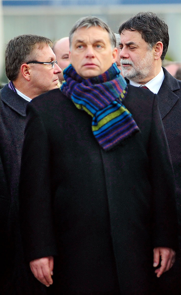 Viharban, kabátban: Matolcsy György, Orbán Viktor és Fellegi Tamás Sopronban