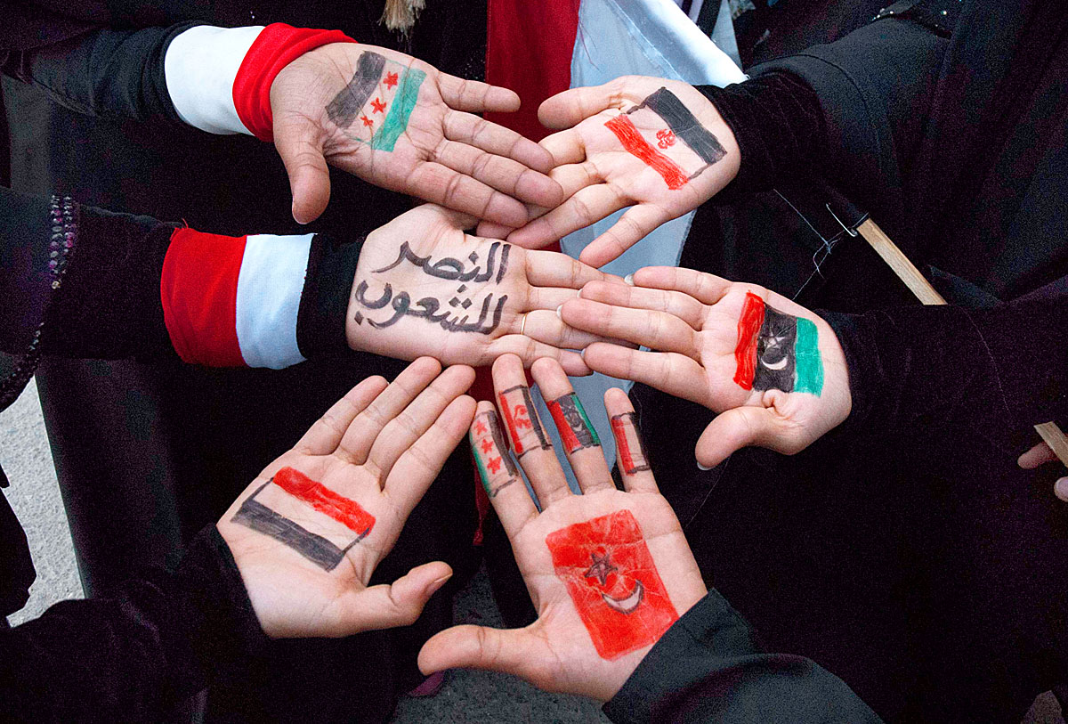 Kézbe vett ellenállás. A leköszönő jemeni elnök bíróság elé való állítását követelő tüntető asszonyok Taizban Szíria, Tunézia, Jemen, Egyiptom és Líbia országzászlóit festették tenyerükre