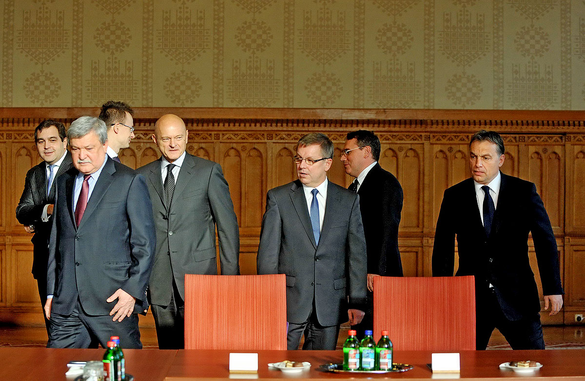 Csányi Sándor (balról), az OTP vezére, Patai Mihály bankszövetégi elnök, Matolcsy György nemzetgazdasági miniszter és Orbán Viktor kormányfő a tárgyalóasztalnál