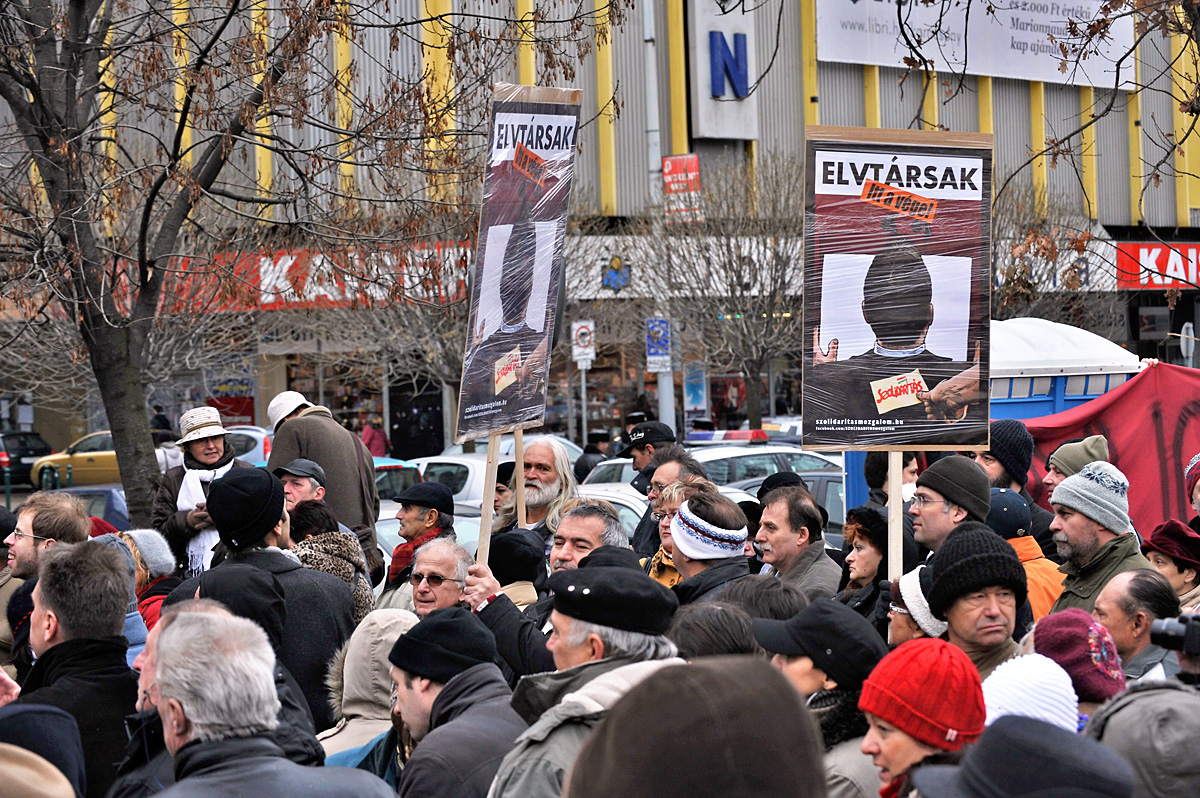 Résztvevők „Evtársak, itt a vége!”feliratú transzparenseket tartanak fel az országos szervezetté alakult Magyar Szolidaritás Mozgalom flashmobján a Blaha Lujza téren