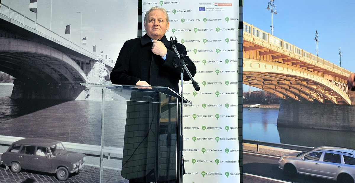 Tarlós István főpolgármester beszél a Margit híd projektzáró sajtótájékoztatóján a budai hídfő aluljárójában