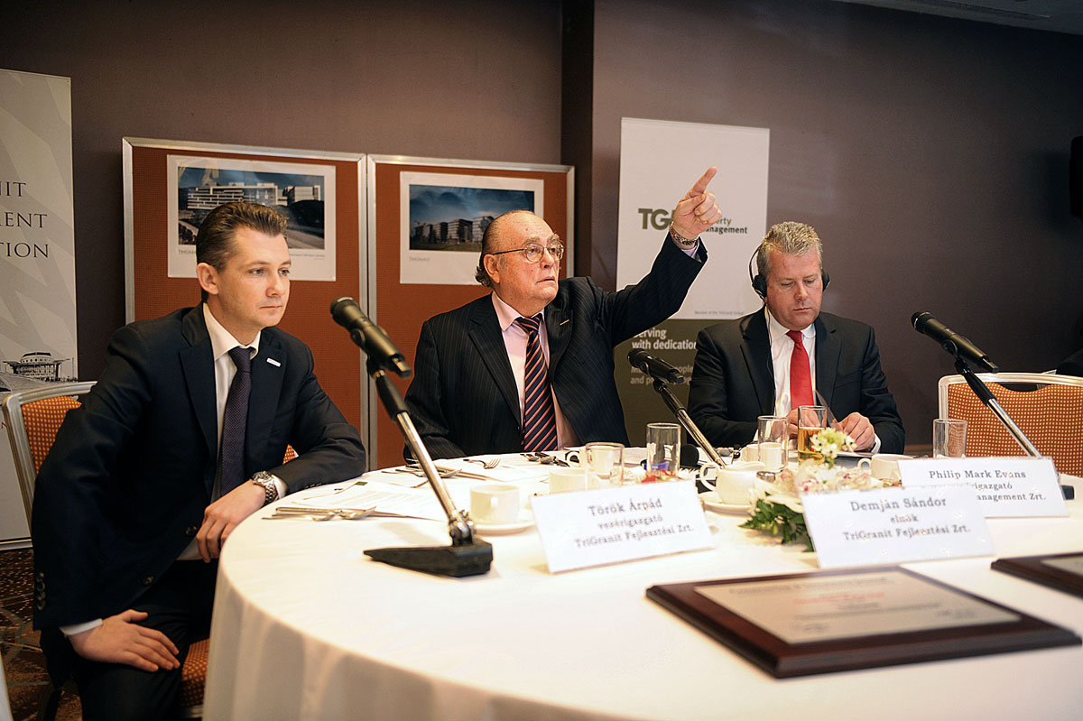 Török Árpád, a TriGranit vezérigazgatója, Demján Sándor elnök, és Philip Mark Evans, a csoport ingatlanüzemeltetője, a TGM vezérigazgatója