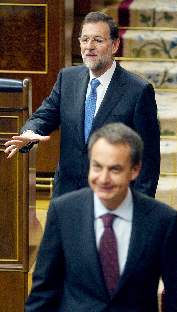 Zapatero (alul) megy, Rajoy jön