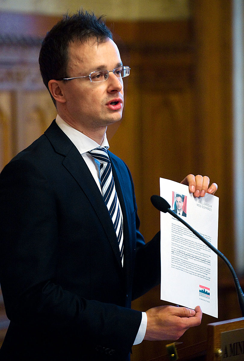 Szijjártó Péter mutatja azt a levelet, amit a nyugdíjasoknak postázott ki a kormány Orbán Viktor nevében