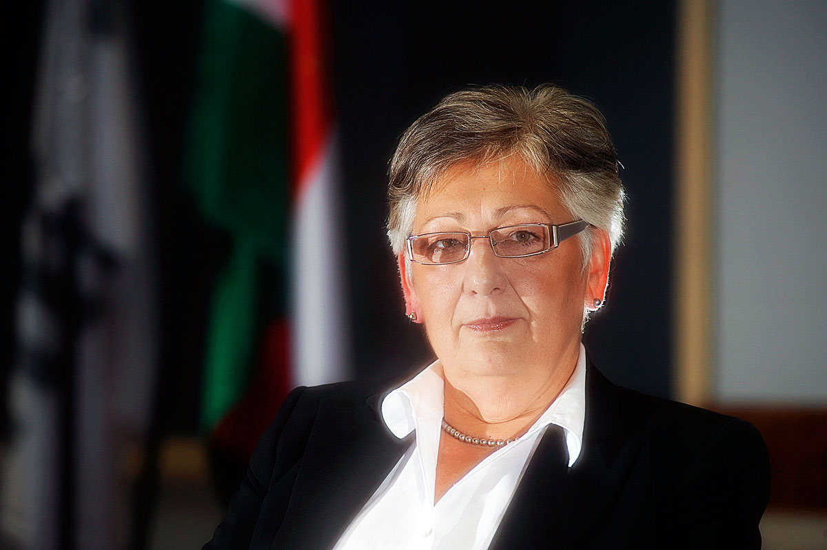 Németh Lászlóné, a Magyar Fejlesztési Bank (MFB) vezérigazgató-helyettese irodájában. Hamarosan a kormány első női tagja lehet
