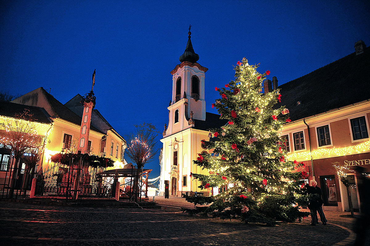 Szentendre, főtér: karácsonyi fényekbe burkolózik az óváros
