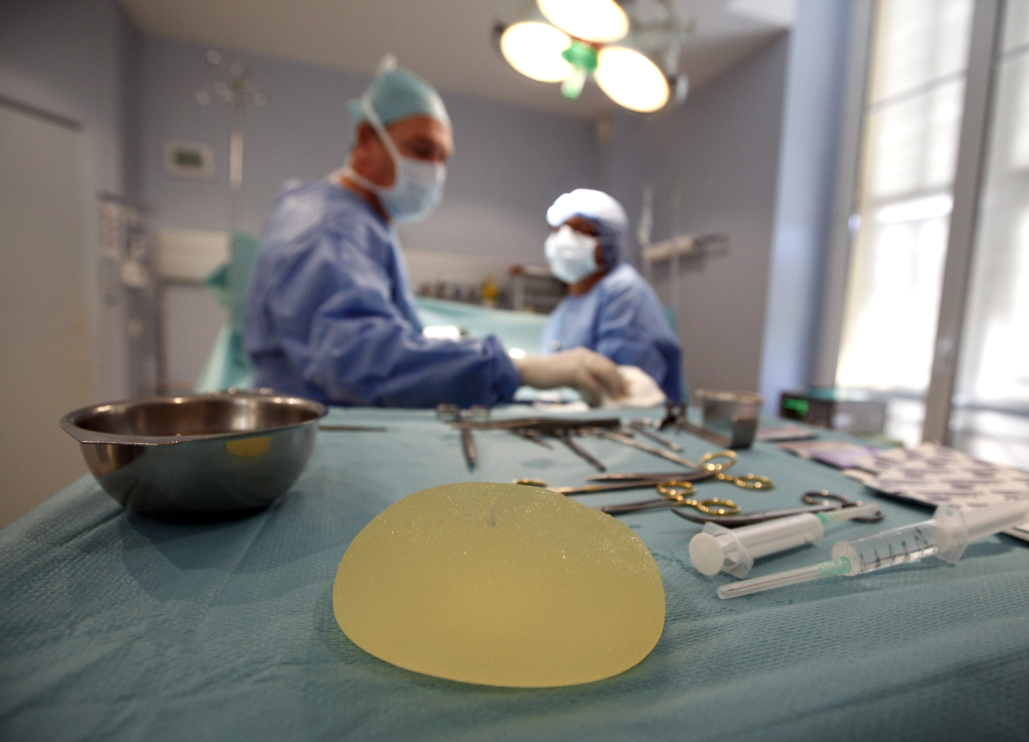 Szilikon implantátum beültetés előtt egy francia plasztikai sebészeten