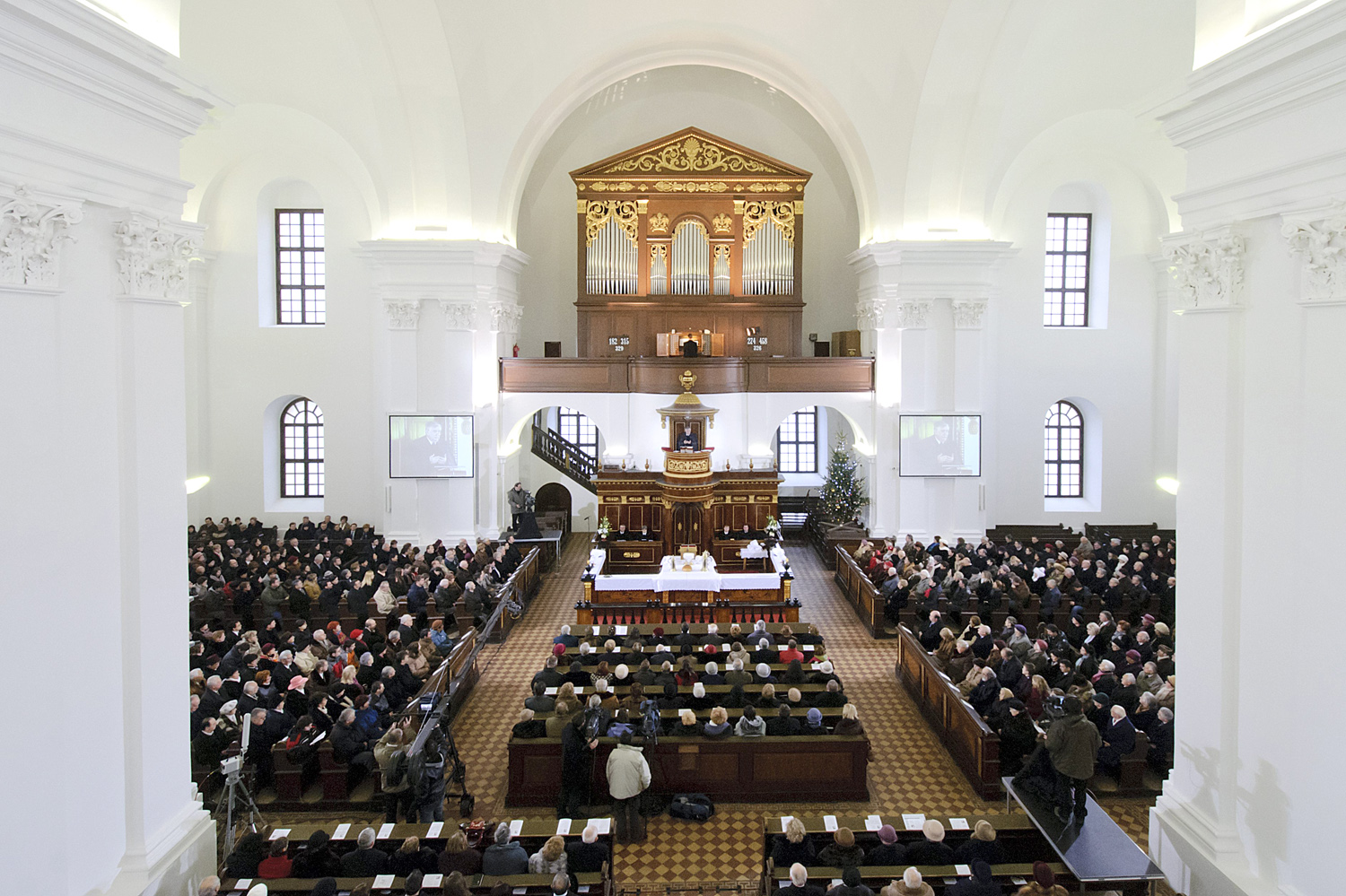 Hívők hallgatják Bölcskei Gusztáv tiszántúli püspököt, a Magyarországi Református Egyház Zsinatának lelkészi elnökét, aki karácsonyi istentisztelet tart a debreceni Református Nagytemplomban