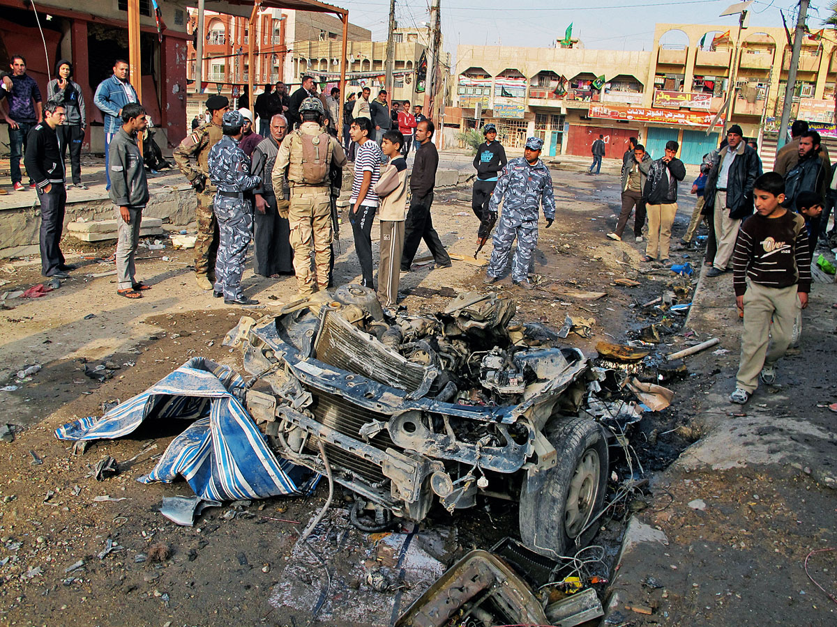 Iraki rendőrök az egyik robbanás helyszínét mérik fel Bagdad északi részén