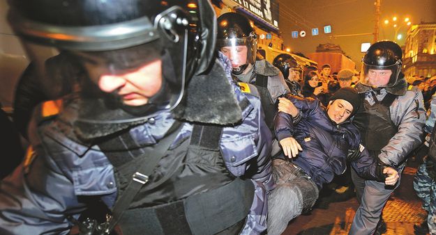 Szombat este rohamrendőrök távolították el a Moszkva belvárosában demonstráló ellenzékieket
