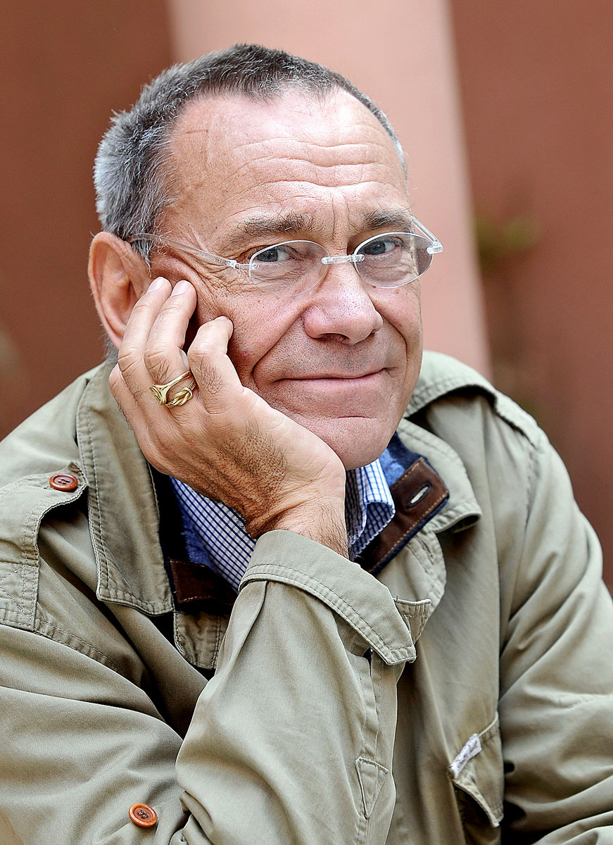 Russian theatre and film director Andrei Konchalovsky poses during a photo-call at the Marrakesh 8th International Film Festival November 20, 2008. The Festival runs from November 14 to 22.  REUTERS/Jean Blondin (MOROCCO)