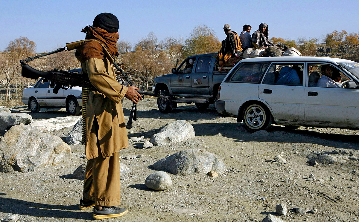 Tálib harcos egy nangarhari checkpointnál