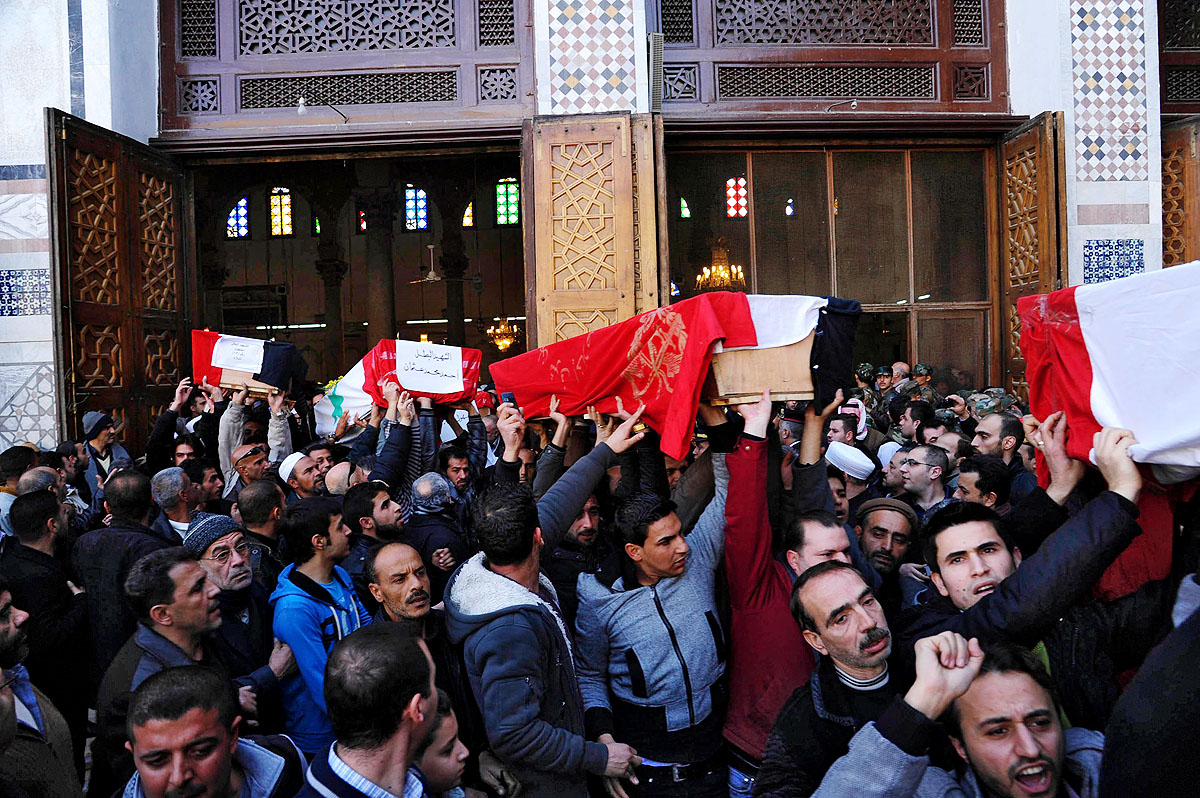 Gyászolók a pénteken, bonbatámadás során Damaszkuszban elhunytak koporsóit viszik a temetésre
