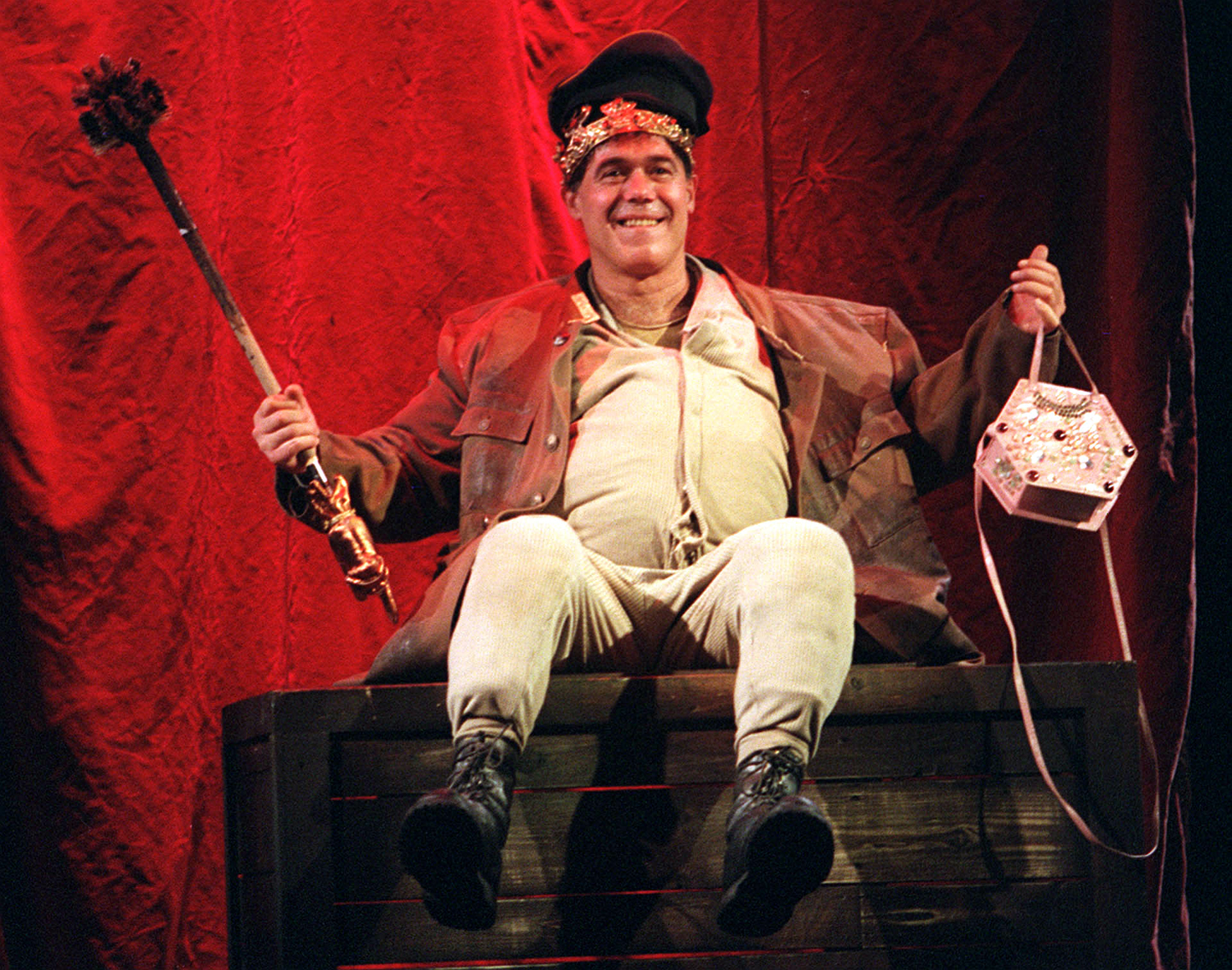 Gáspár Sándor Übü király szerepéében 2000-ben az Új Színházban. Kétharmad, négyharmad, ötharmad...