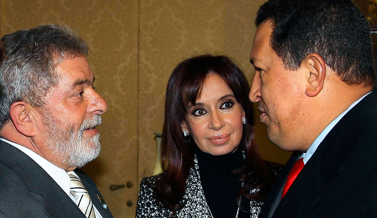 Túlélők klubja: Luiz Inacio Lula da Silva volt brazil, Cristina Fernandez Kirchner jelenlegi argentin államfő Hugo Chávezzel 2008-ban