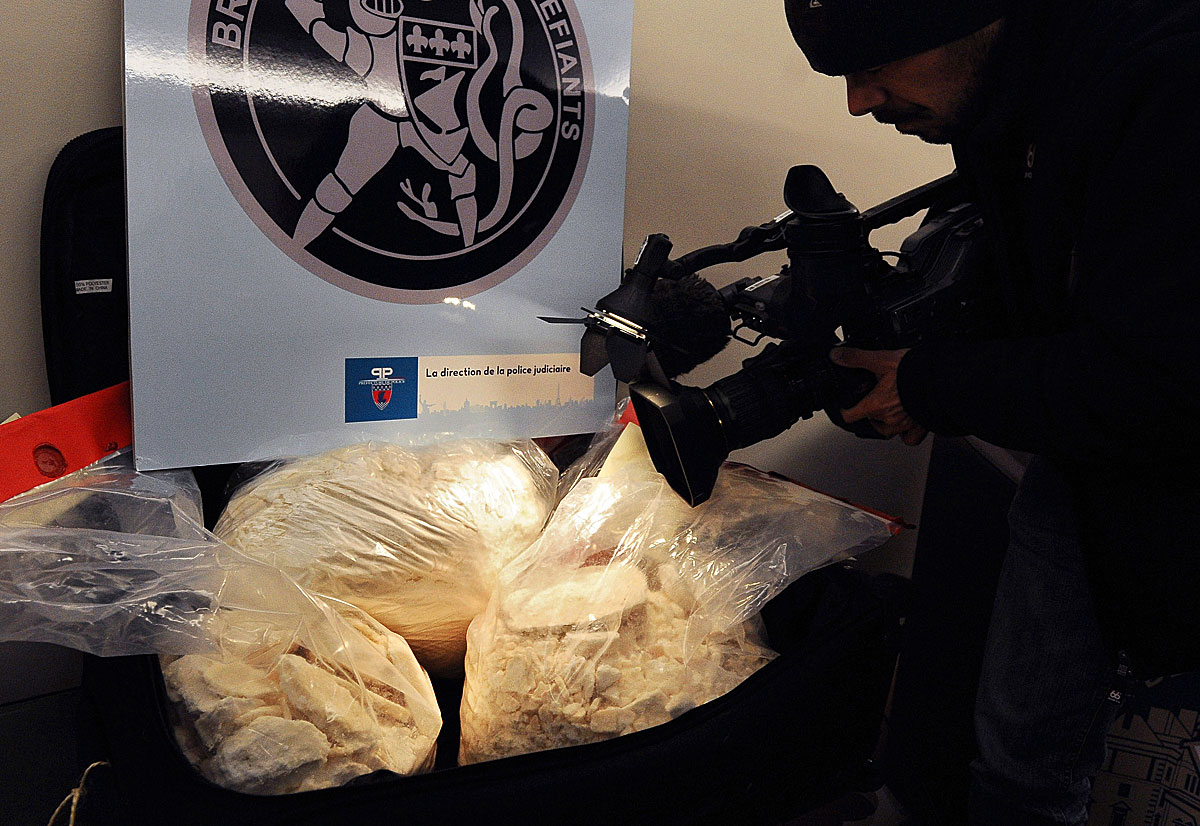Operatőr filmez egy 110 kilós, a rendőrség által egy párizsi külvárosban elfogott kokainadagot