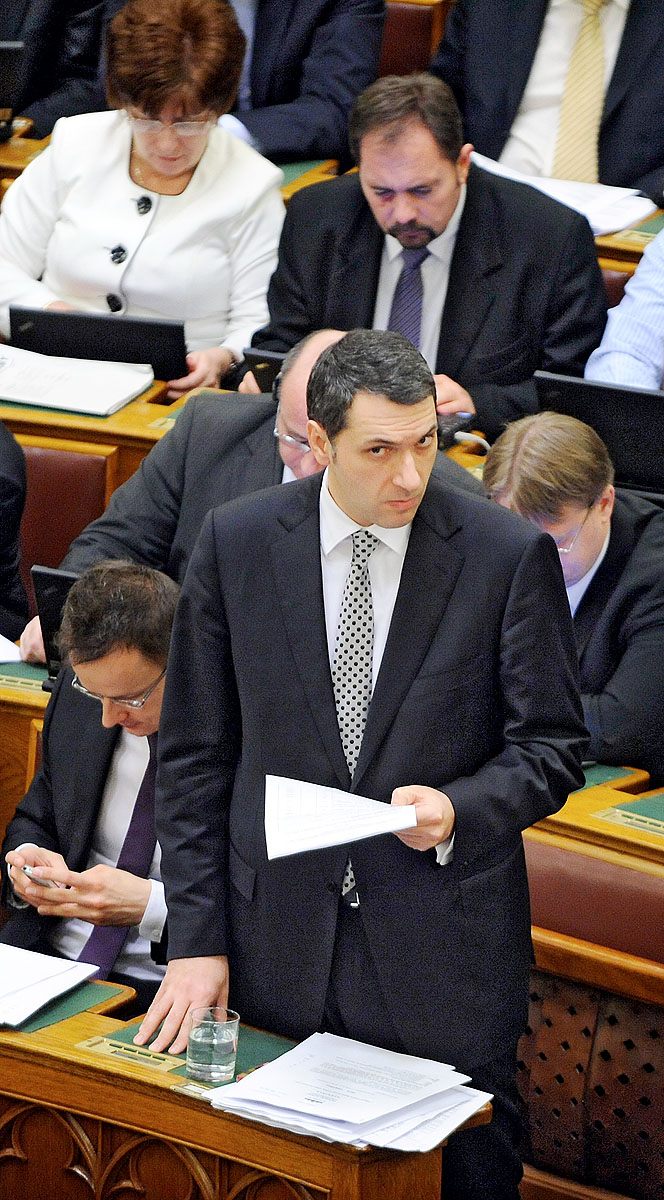 A Fidesz frakcióvezetője a parlamentet is segítségül hívná
