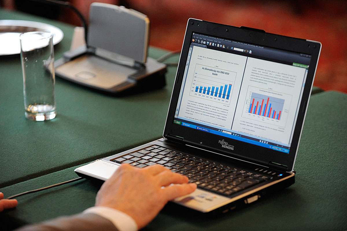 Az államadósságról szóló grafikon egy képviselő laptopján a parlamentben
