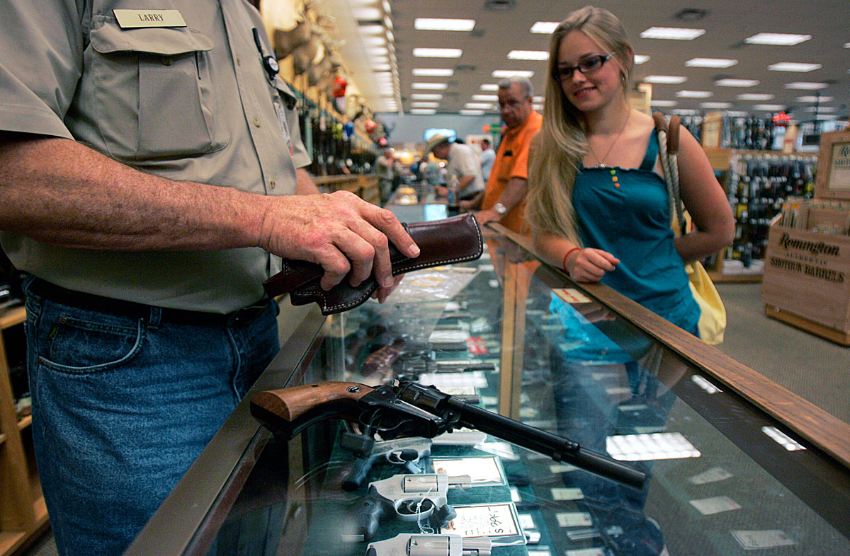 Egy kizárólag fegyvereket árusító texasi hipermarketben nézi a portékát egy mindössze 16 éves lány