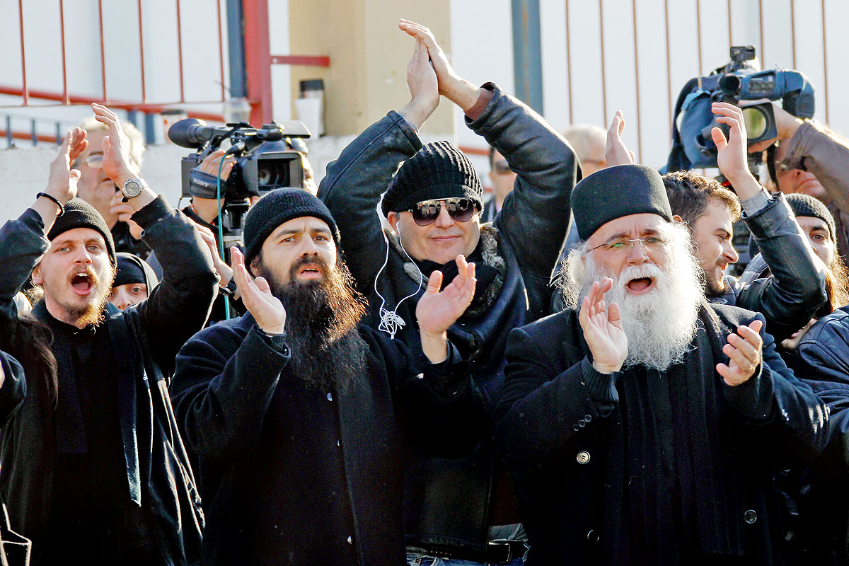 Ortodox szerzetesek tüntetnek az athéni Koridallosz börtön előtt Efrem atya kiengedését követelve. A monostori elöljáró Görögország egyik leghíresebb és leggazdagabb szerzetesi közösségének, az Athosz-hegyi Vatopedinek az apátja.
