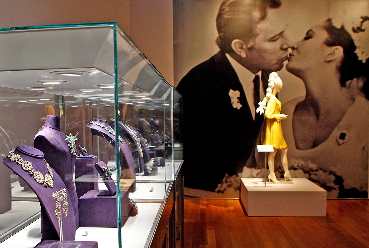 A Richard Burtontól kapott gyűrű és gyöngysor 8,8, illetve 11,8 millió dollárért kelt el