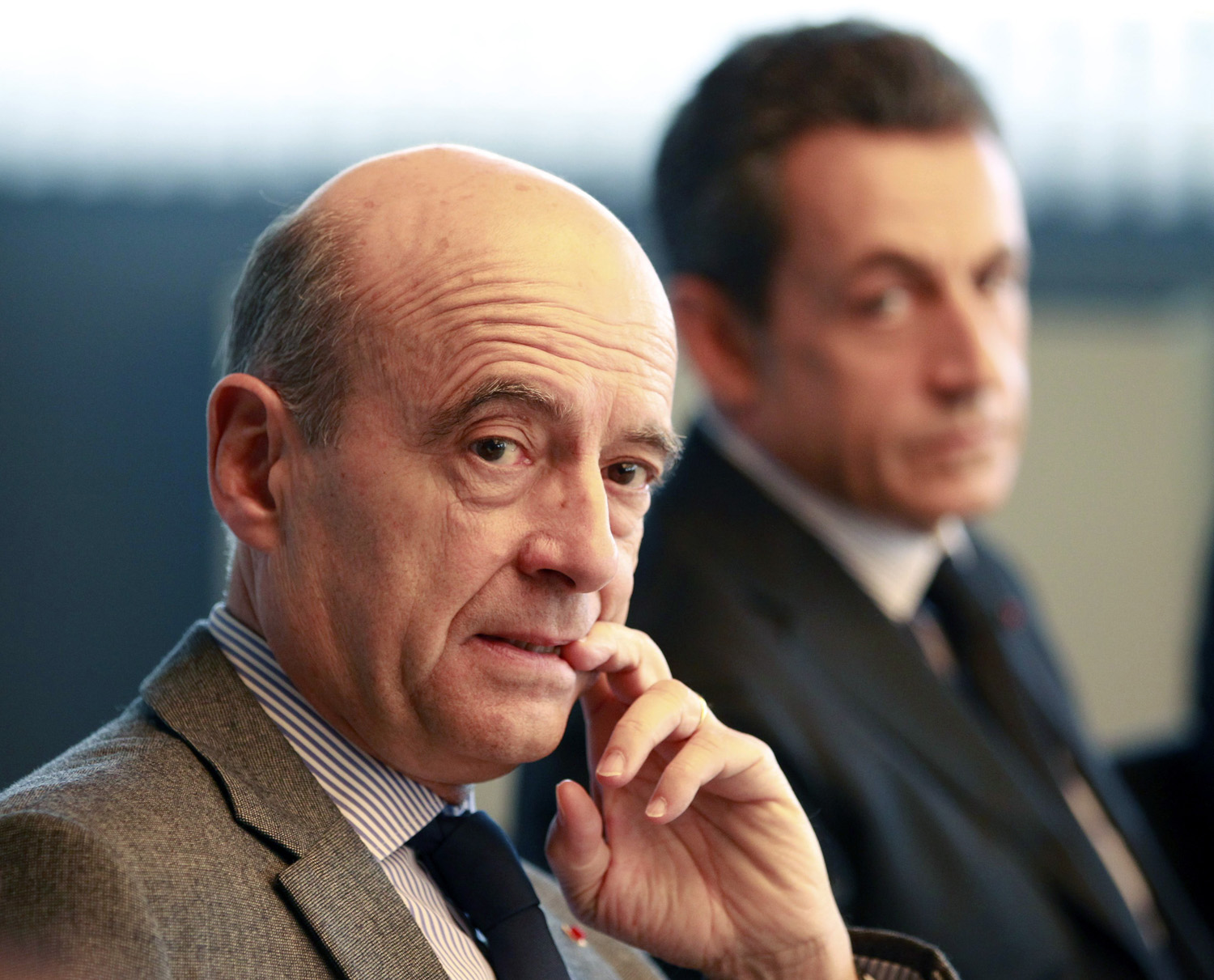 Alain Juppé francia külügyminiszter Nicolas Sarkozy államfő társaságában - aggódnak